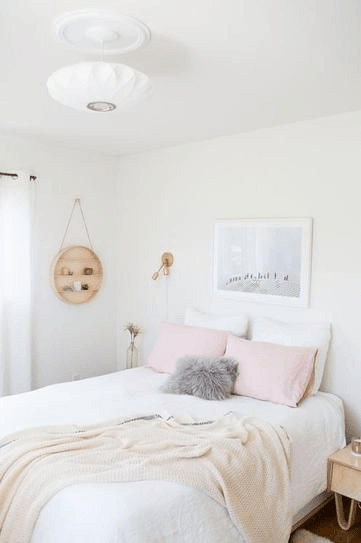 bedroom-with-pantone-lilac-gray-accent-pink-min