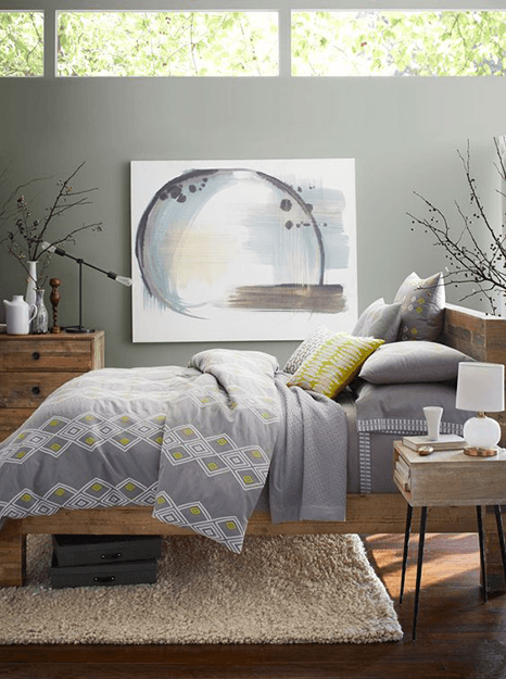 bedroom-with-pantone-lilac-gray-bedding-yellow-accents-min