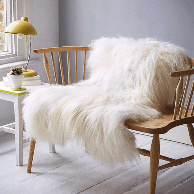 ivorywhitesheepskinthrowoverwoodbenchingrayroom Concepts and