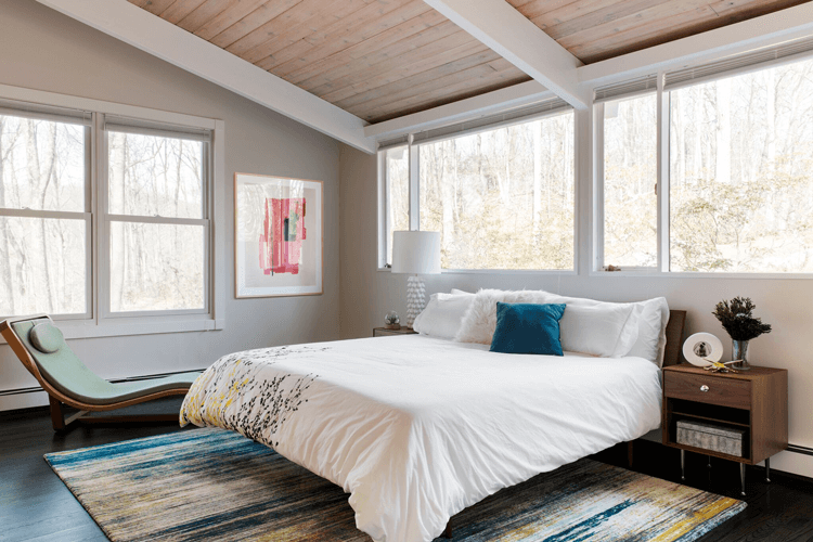 mid century modern, bedroom, teal, chartreuse, wood ceiling, wood paneled ceiling, taupe walls, teal pillow